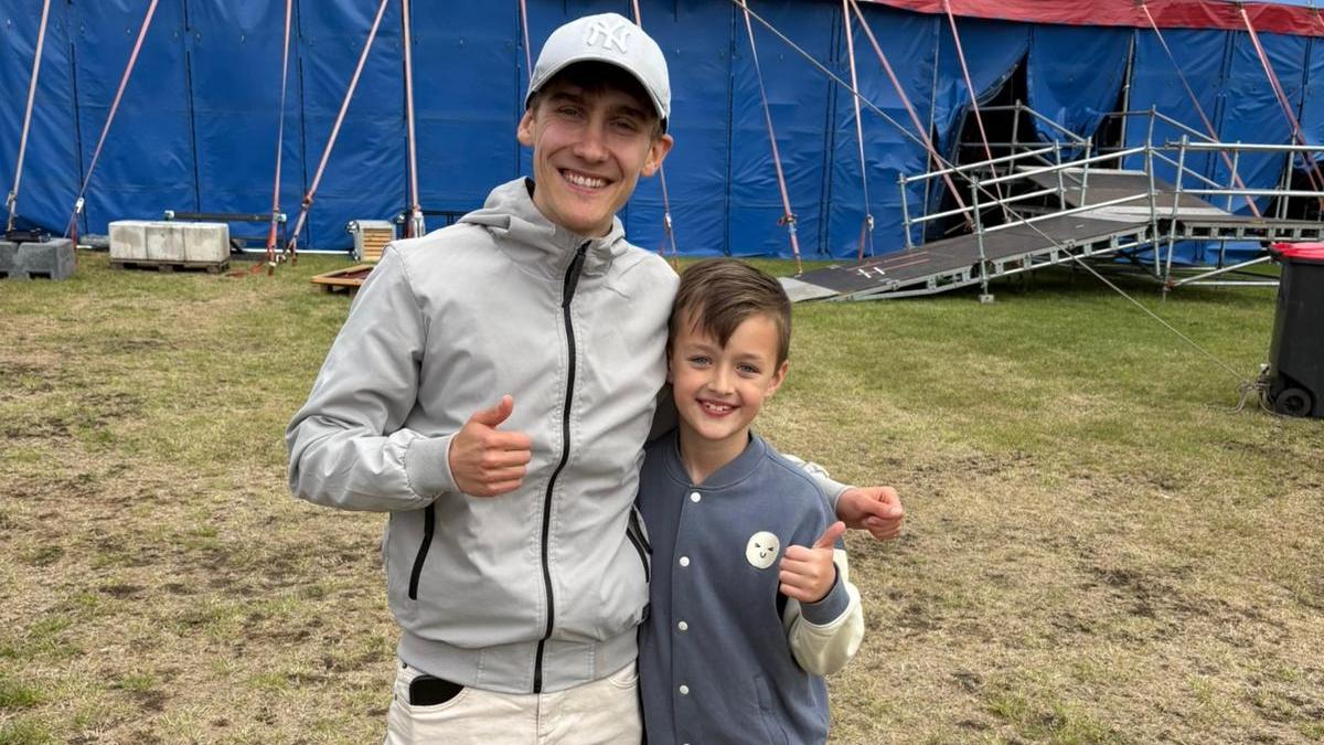 YouTube-ster Job 'Dutchtuber' bezorgt Julian en Max een dag om nooit te vergeten