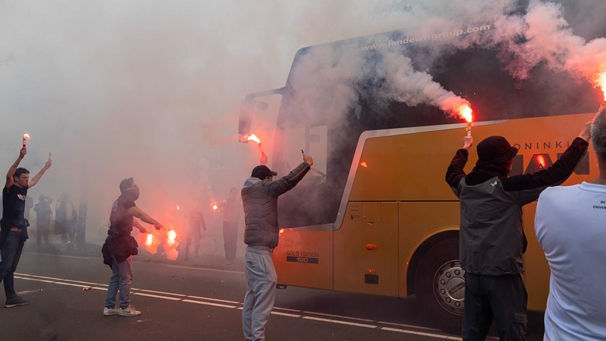 Eredivisiekoorts: honderden fans zwaaien Telstar uit met gezang en vuurwerk