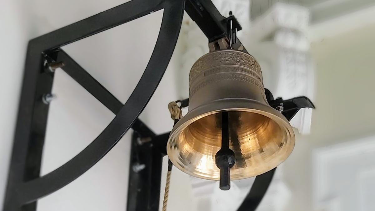 Raadsklok terug in Bloemendaal: symboliek van democratie hersteld