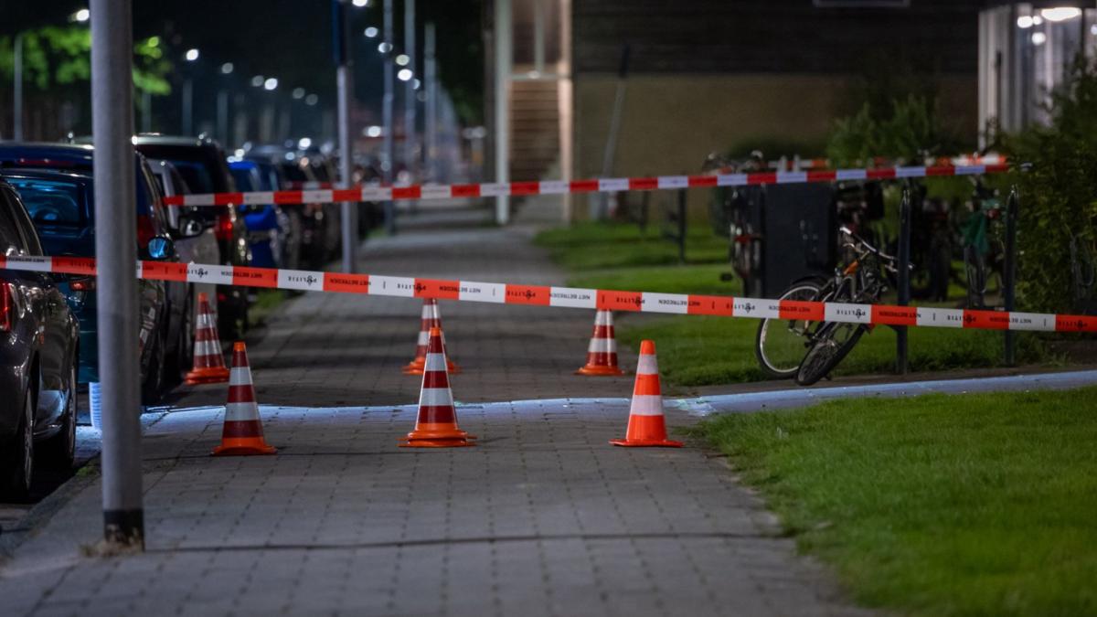 Lange file op A9 richting Amstelveen door verkeersongeluk • Weinig reizigers op station Zaandam door