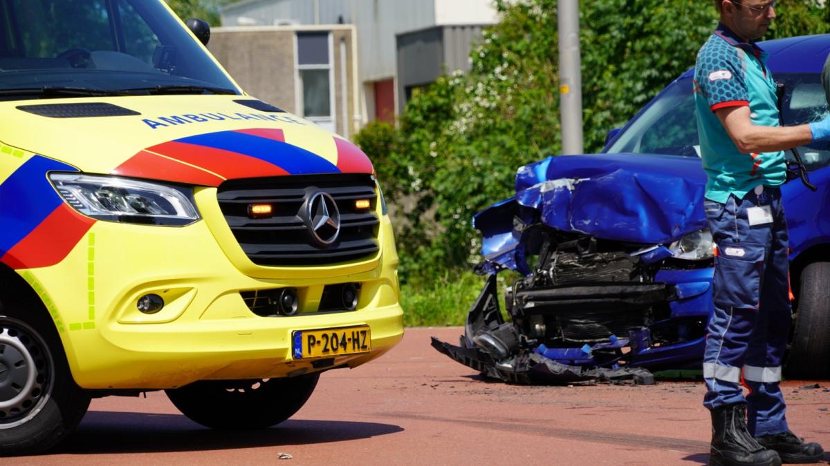Amsterdammer (22) opgepakt voor explosies en beschietingen • Twee gewonden bij een aanrijding in Hem