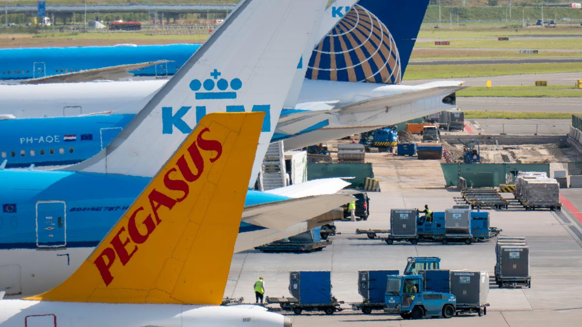 Vrachtmedewerker (24) aangehouden op Schiphol voor mogelijk lekken data