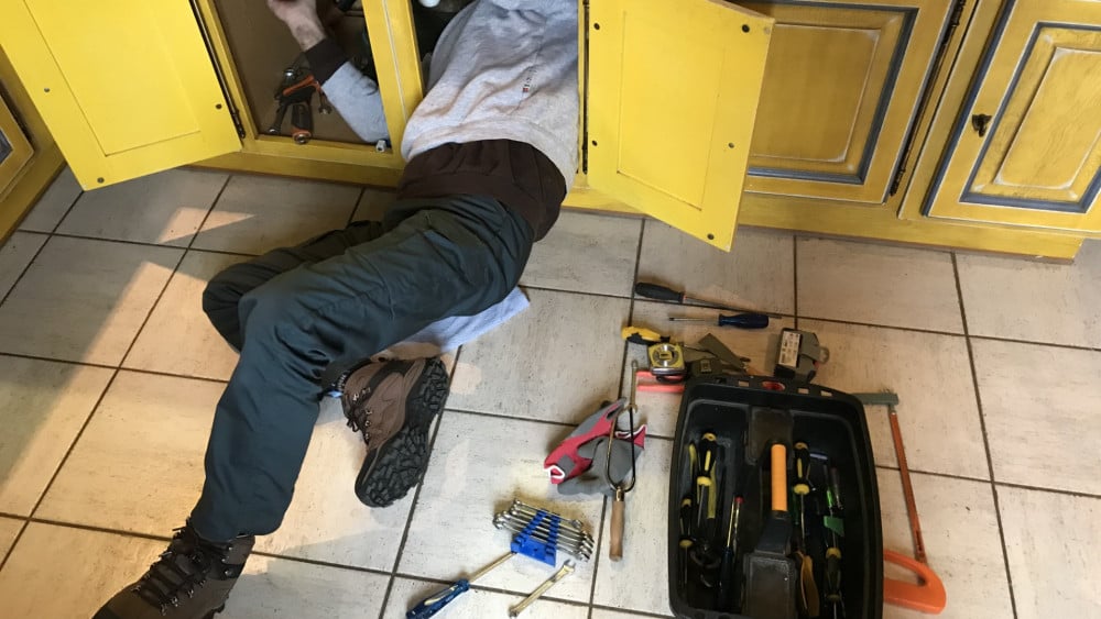 Gewaarschuwde dochter van politieman trapt toch 2 keer in truc klusjesman