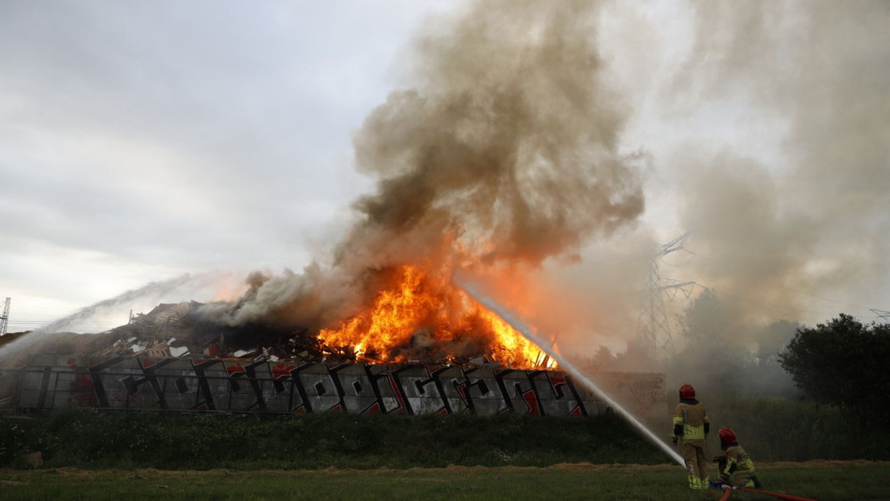 Enorme rookpluim door brand bij recyclingbedrijf in Muiderberg, A6 dicht
