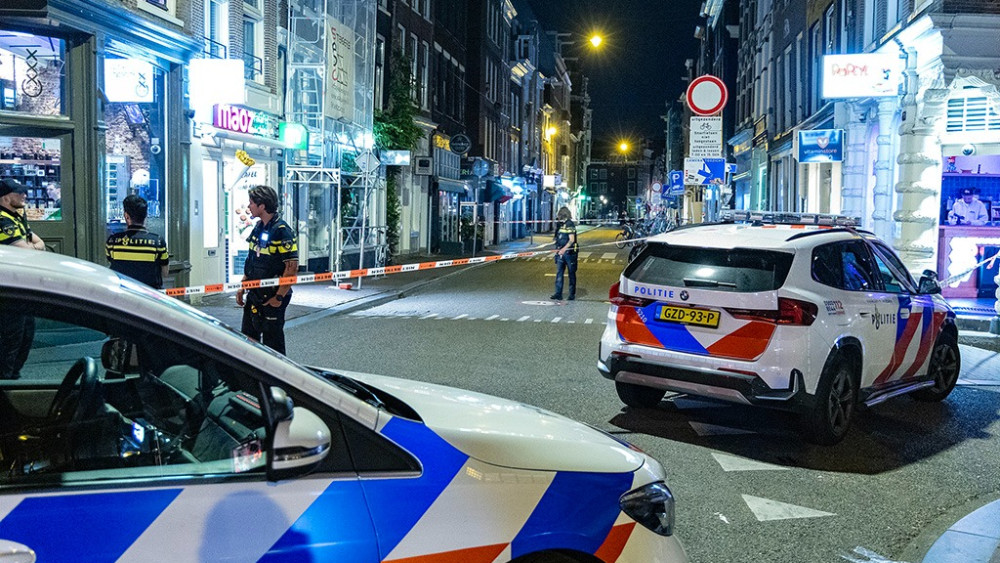 Jongen neergestoken in Amsterdam • Ongelukken op A9 en A10. Jongen neergestoken in Amsterdam • Ongelukken op A9 en A10.