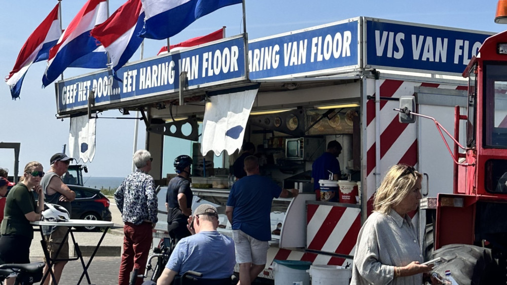 Vet, zout en lekker glibberig: Hollandse Nieuwe glijdt er weer in als zoete koek