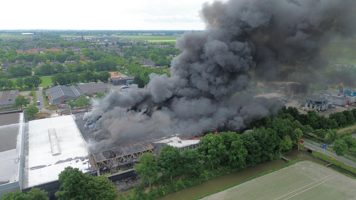 Enorme rookwolk door brand in Middenbeemster, NL-alerts verstuurd