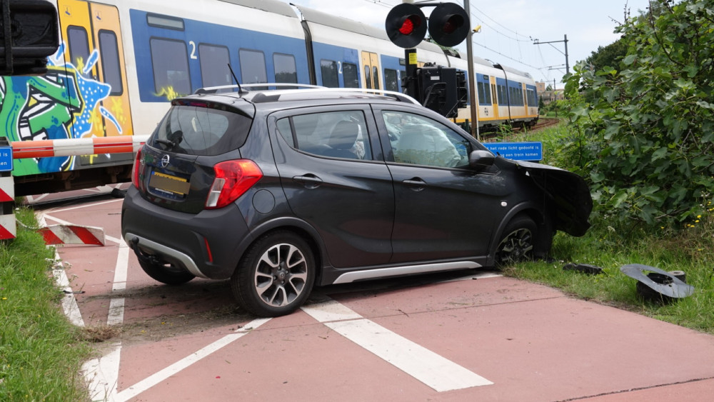 Automobiliste op het nippertje gered bij aanrijding door trein • Brandweer laat pand Middenbeemster gecontroleerd afbranden. Automobiliste op het nippertje gered bij aanrijding door trein • Brandweer laat pand Middenbeemster gecontroleerd afbranden.
