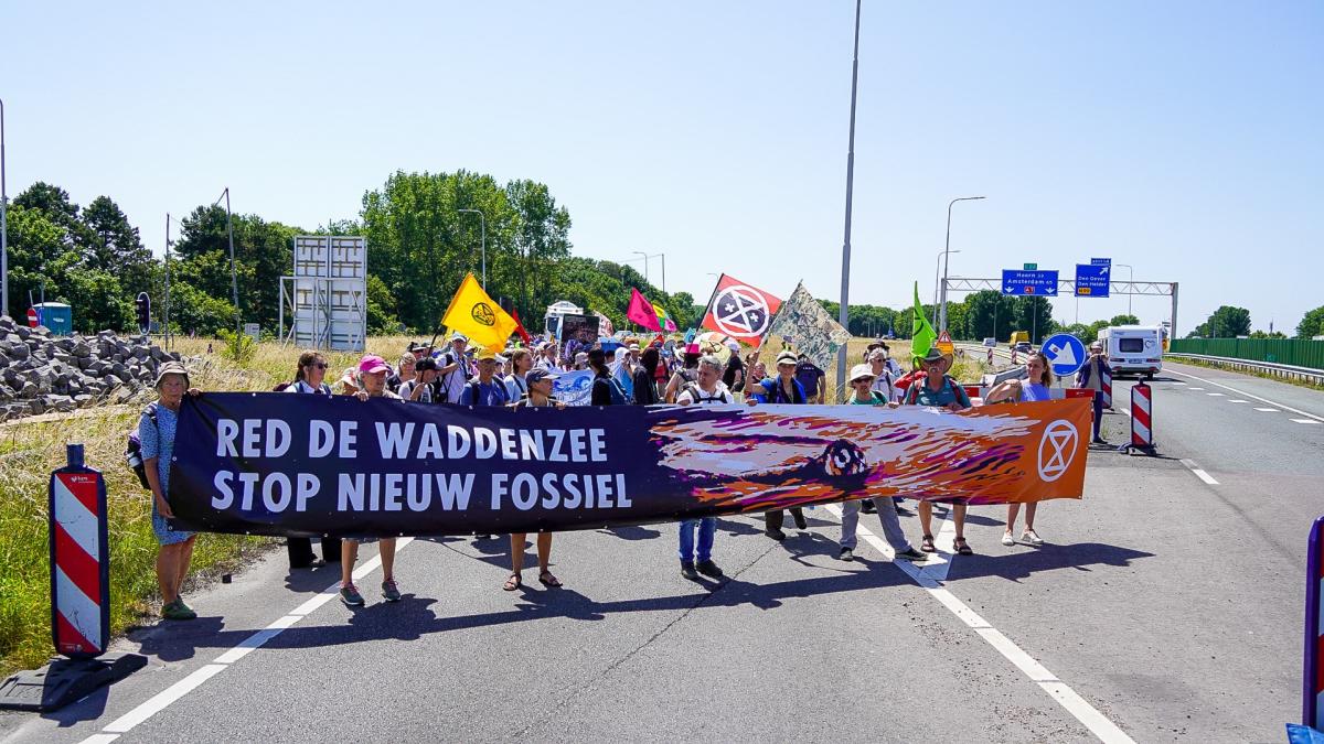 Extinction Rebellion blokkeert deel van de Afsluitdijk