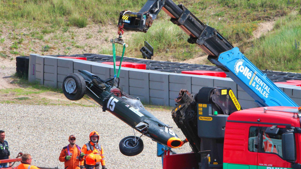 Coureur crasht na botsing tijdens Historic Grand Prix op circuit Zandvoort. Coureur crasht na botsing tijdens Historic Grand Prix op circuit Zandvoort.