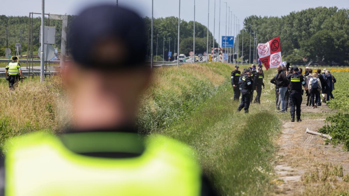 XR-demonstratie langs NAVO-snelweg A44 bij Abbenes beëindigd: 31 aanhoudingen