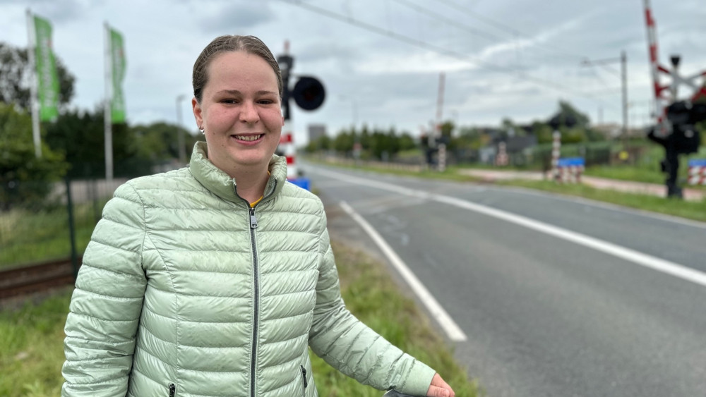 Heldhaftige Tamara (25) redt vrouw seconden voor trein auto grijpt