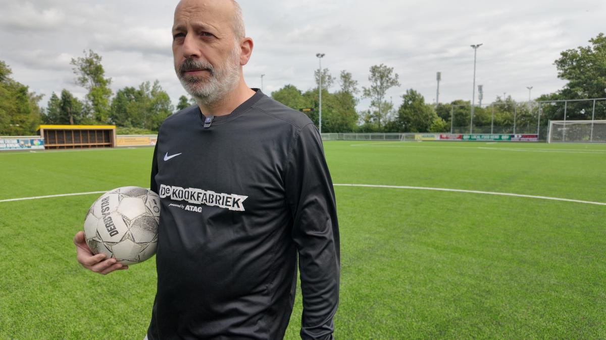 Ludieke Glossy legt rivaliteit voetbalvaders bloot in Broek in Waterland