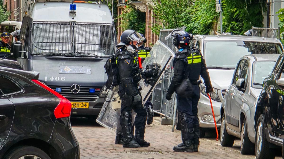 Man (70) en vrouw (56) omgekomen bij ongeluk in Obdam • ME heeft kraakpand ontruimd in de Amsterdams