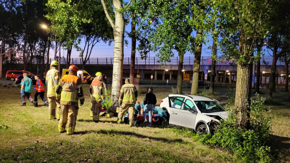 Ravage na botsing met drie autos bij Oostzaan, vier personen gewond.