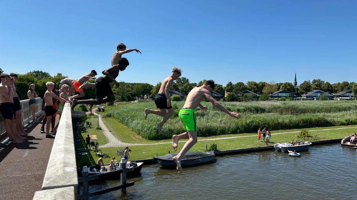 Zien: Brugspringers en acrobaten vinden verkoeling in Oudorp