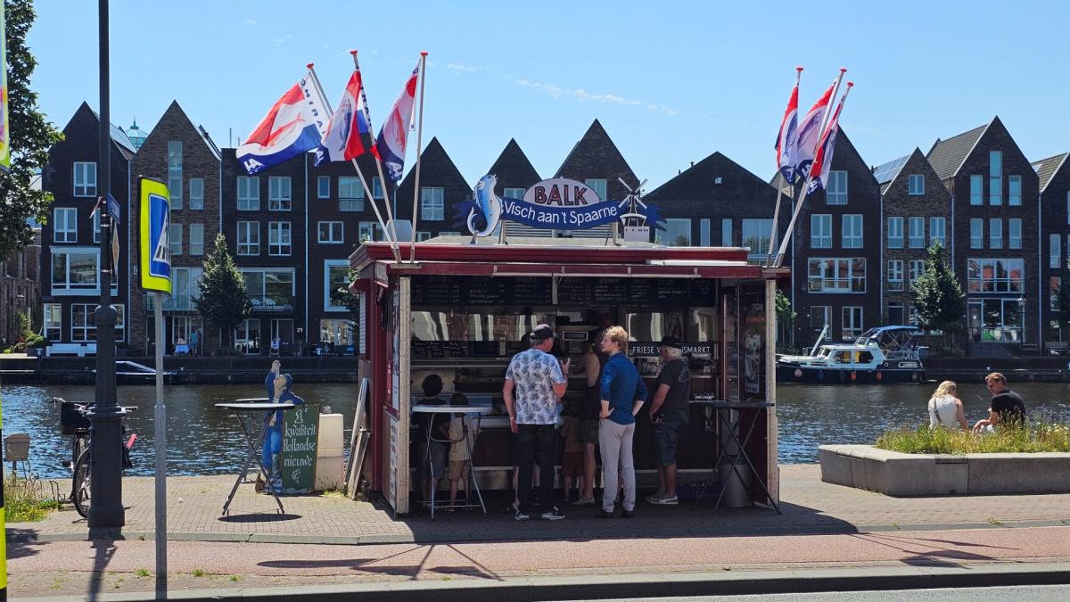 Snackhouse Lobo in Oudorp blijft dicht door hitte • Kapotte brug vertraagt veerdienst naar Texel
