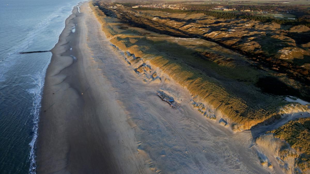 Graf gelicht van negen onbekende doden op Texel, in de hoop ze hun naam terug te geven