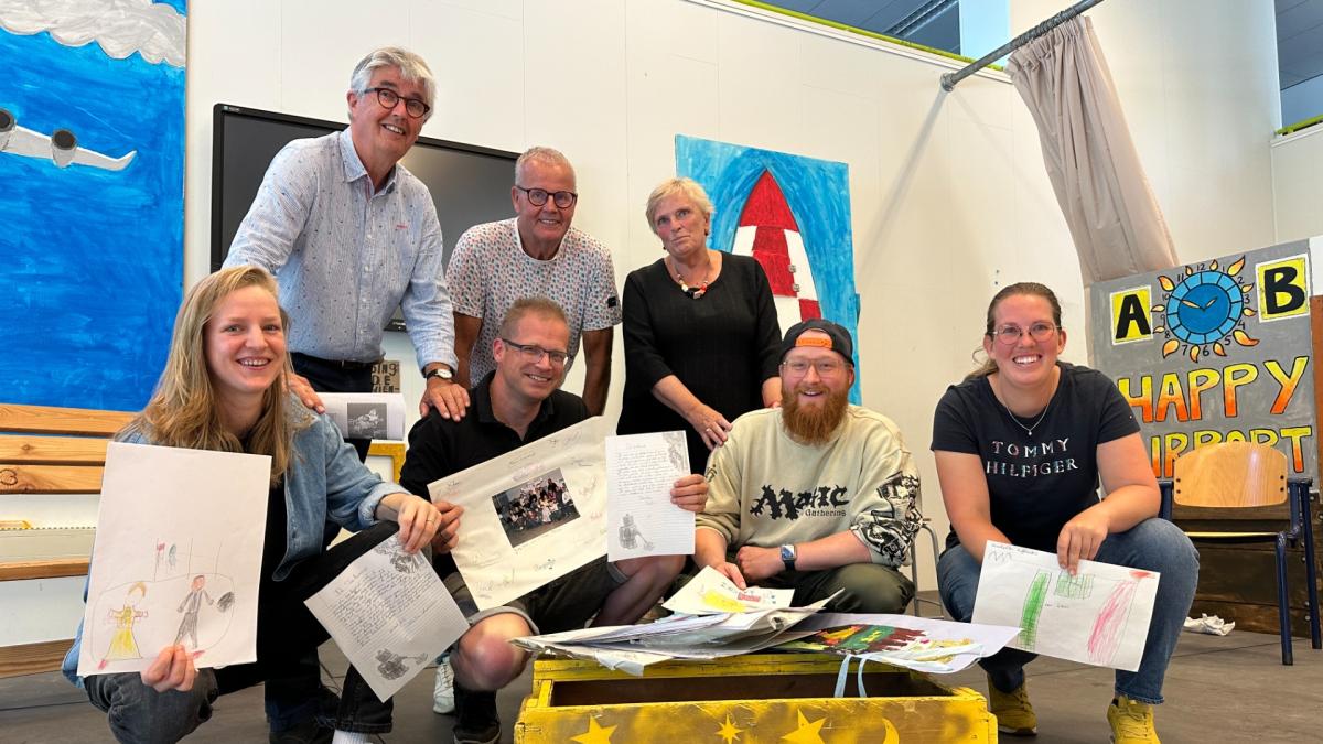 Hoe zagen kinderen de toekomst 25 jaar geleden? Tijdcapsule opent in Warder