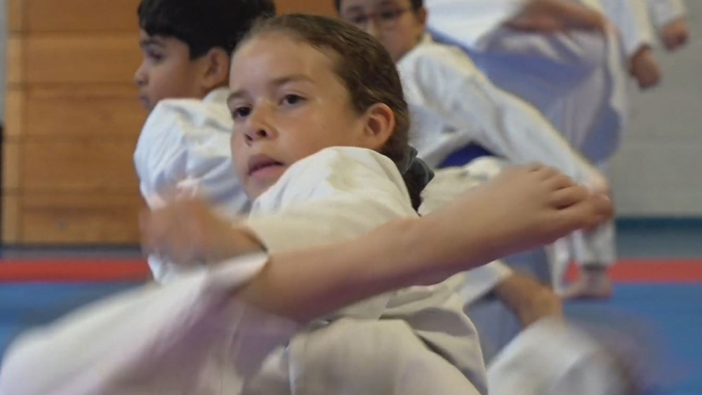 Deania (11) nu jongste Nederlandse karateka met zwarte band: "Kroon op haar werk"