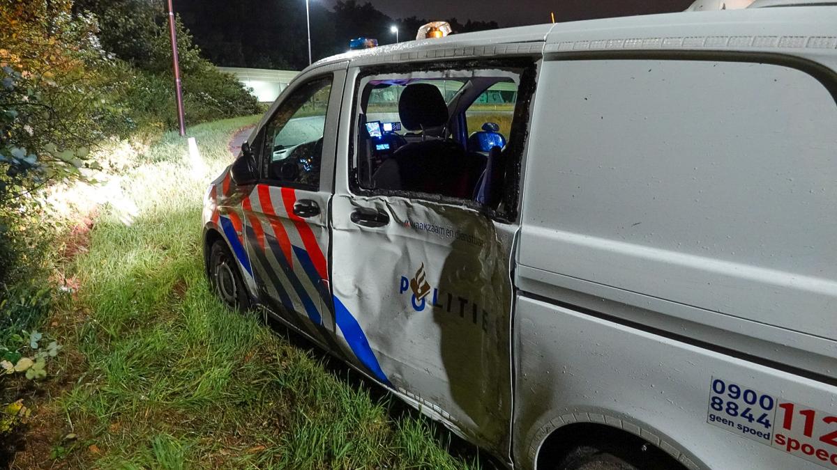 Politiebus crasht op afrit A7: bestuurder en hond ongedeerd