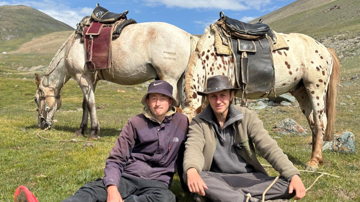 Erik traint maanden met nomaden in Mongolië voor paardrijtocht door Amerika