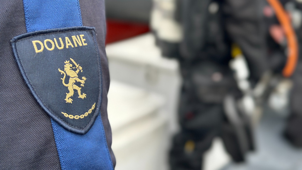 Douaniers voeren actie op Schiphol • Persoon gewond na vernielingen in supermarkt