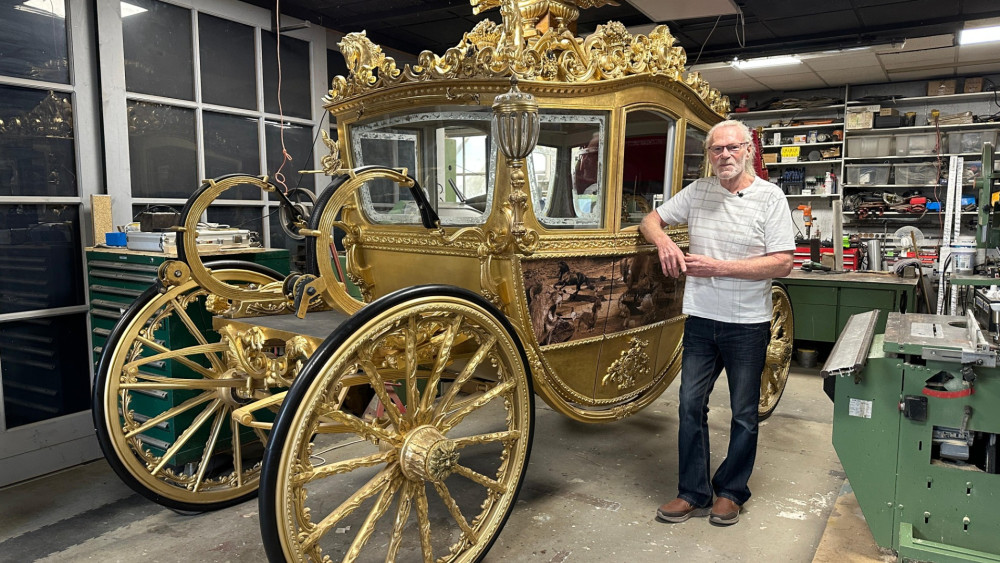 Who will help Riny with historic Golden Coach ride through Amsterdam's Jordaan?