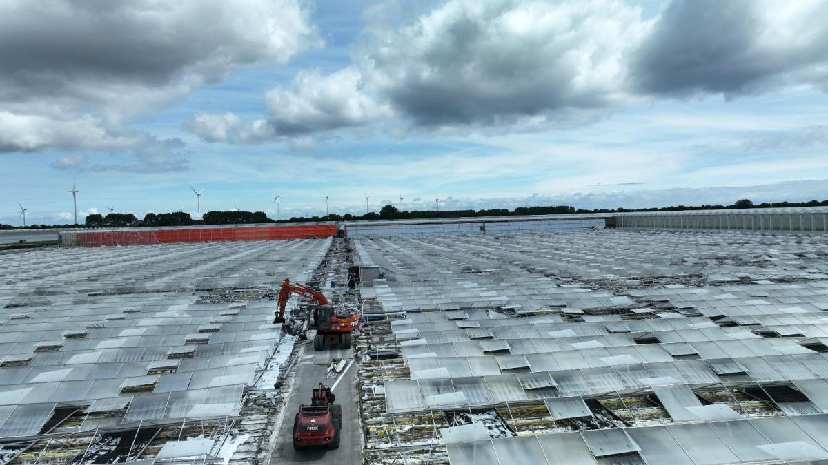 Ingestort kassencomplex Middenmeer verandert voorlopig in zandvlakte