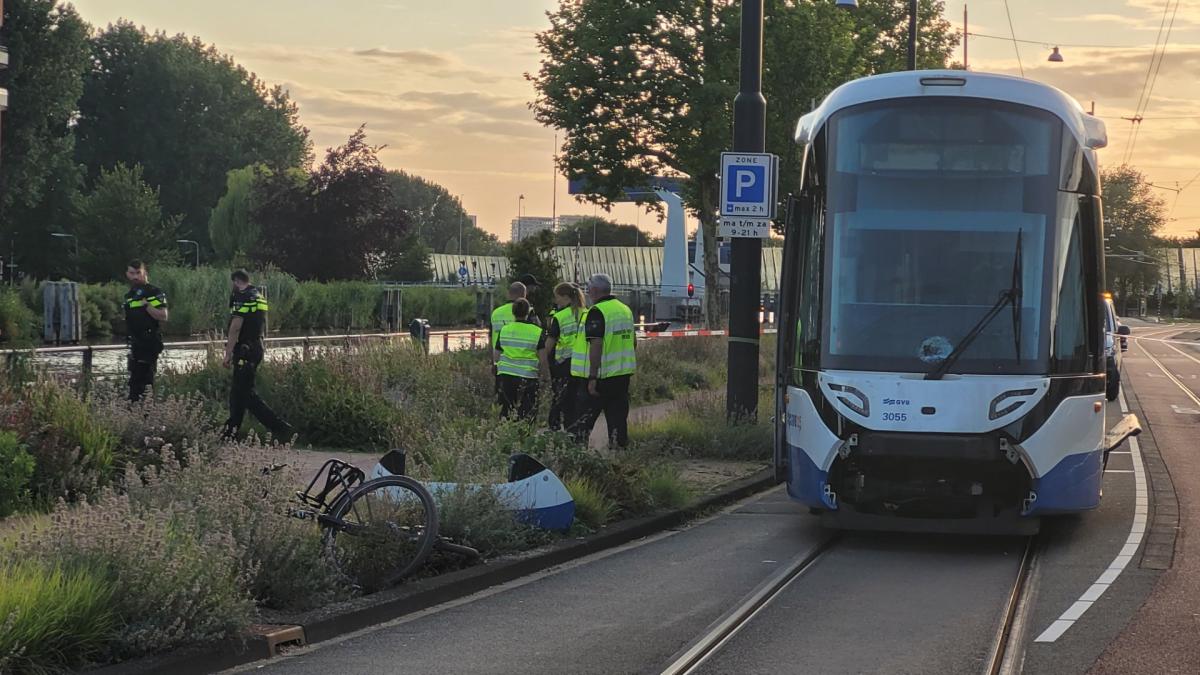 Vermiste Hilversummer weer terecht • Fietser gewond na aanrijding met tram in Diemen
