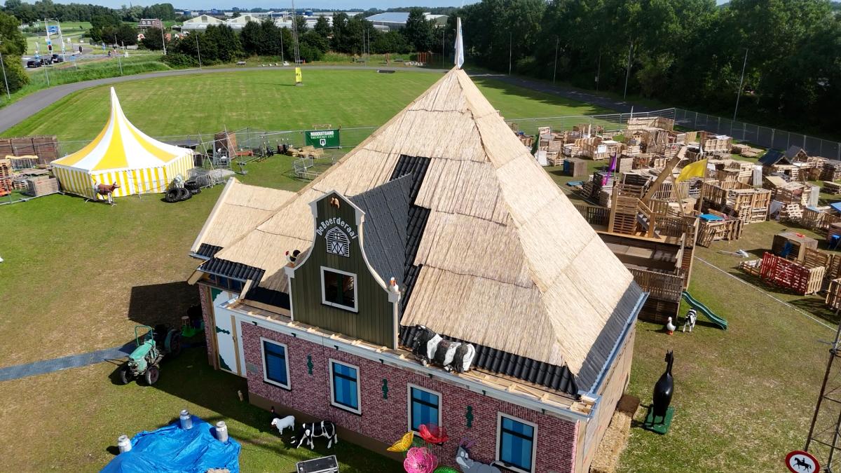 Nagebouwde stolpboerderij grote blikvanger bij Huttendorp Hoogkarspel