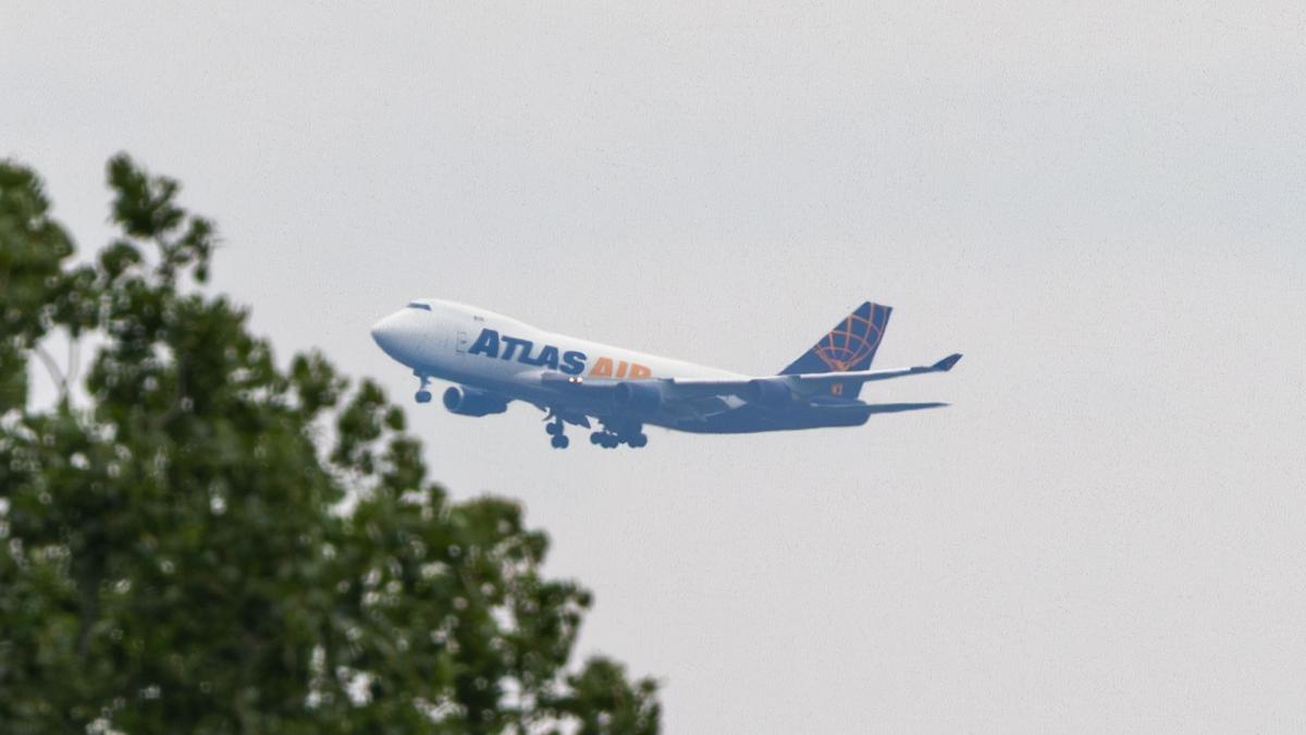 Cargovlucht landt veilig op Schiphol na noodoproep • Gewonde na steekpartij in Monnickendam