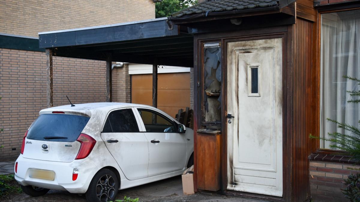 Zwartgeblakerde voordeur na explosie in Sint Pancras