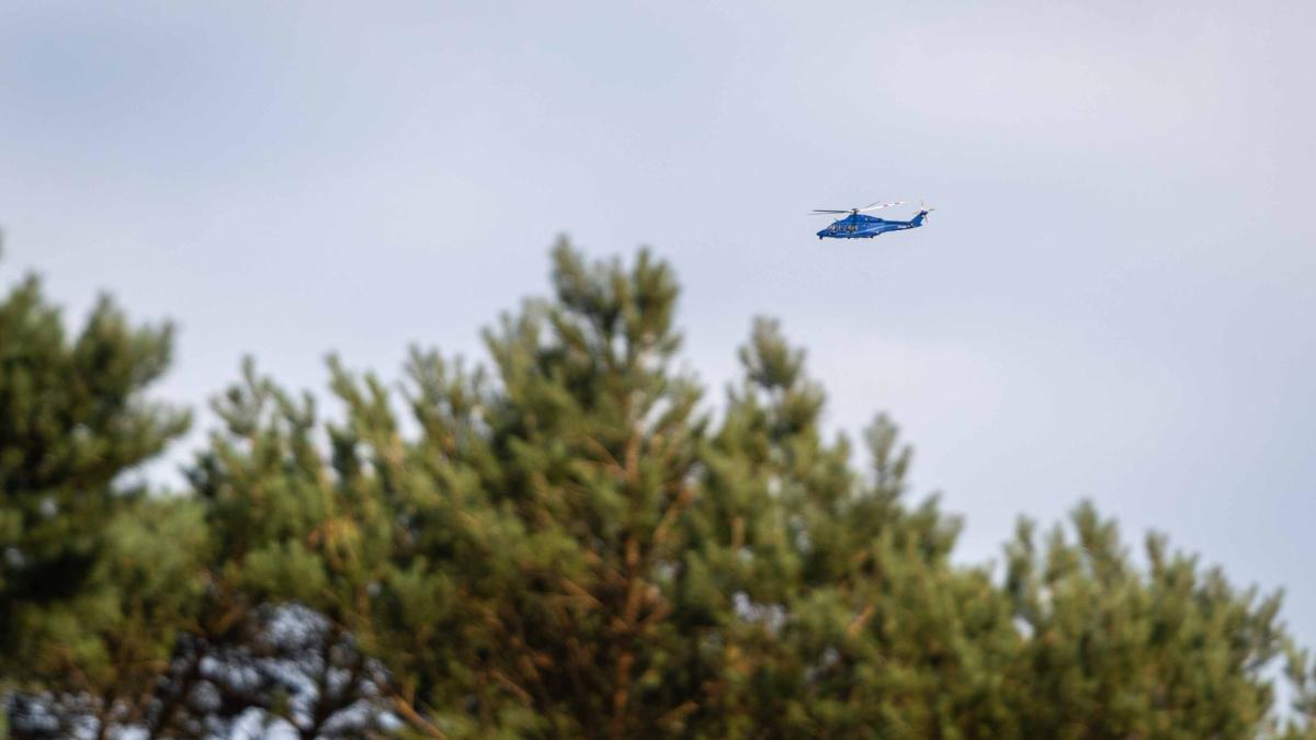 File door lekkend teer uit voertuig op A4 • Meerdere auto's uitgebrand in provincie