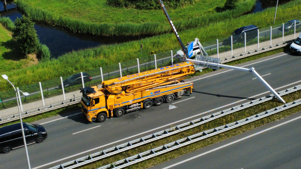 A27 helemaal dicht na ernstig ongeluk: vrachtwagen rijdt door vangrail.