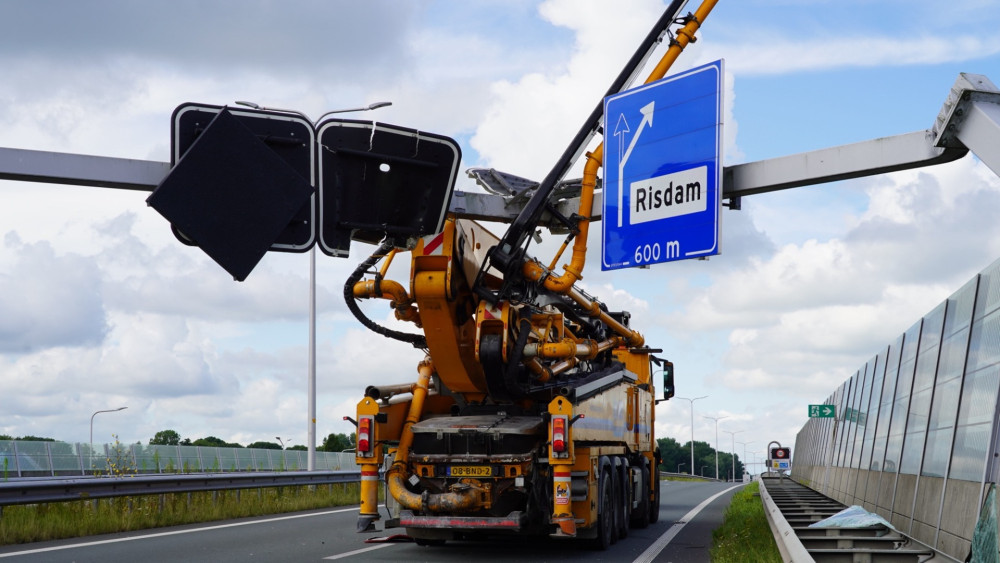 Snelheidsbeperking op Westfrisiaweg na schade door ongeluk met betonpompwagen.