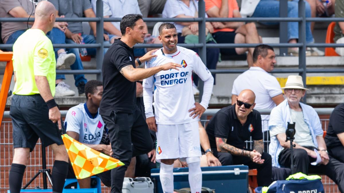 Telstar stapt met twee proefspelers op vliegtuig richting Spaans trainingskamp