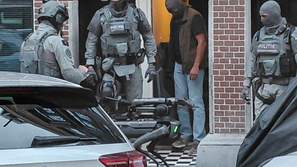 Robothond ingezet tijdens inval door arrestatieteam in Amsterdam