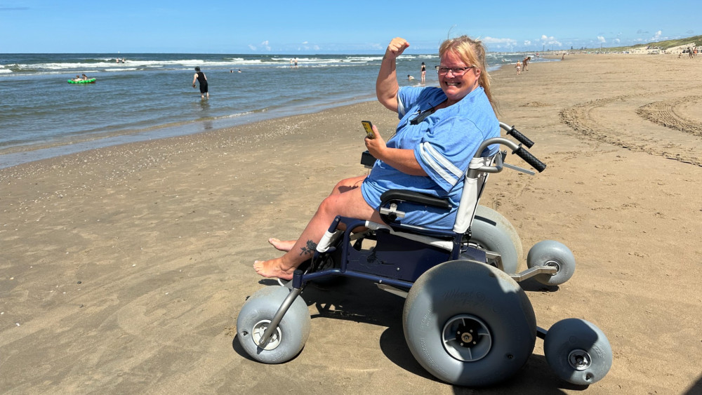 Toet kan na 7 jaar op bed weer naar het strand: "Dit neemt mijn ziekte niet van mij af"