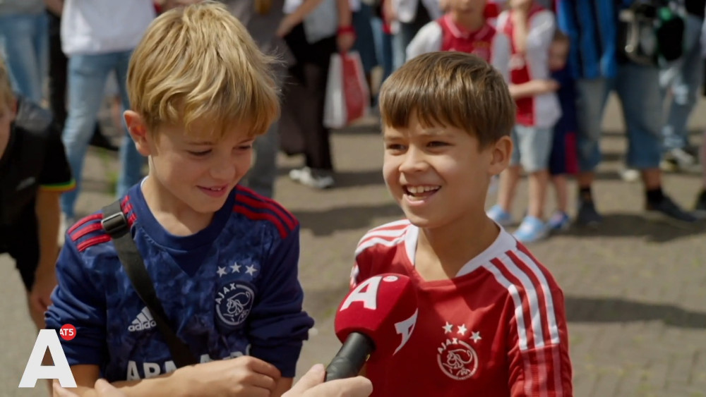 Open dag Ajax: nieuw shirt, discussie over aanvoerder en 'gewoon' Jorrel Hato op het veld