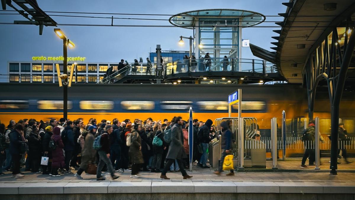 Opnieuw minder treinen tussen Amsterdam en Utrecht • Veel vertraging op weg richting Amsterdam