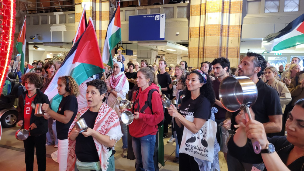 Hal Amsterdam Centraal Station opnieuw vol pro-Palestijnse demonstranten