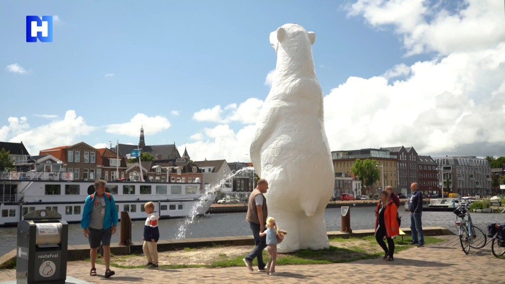 Pissende ijsbeer en andere kunst langs kanaal vallen in de smaak in Alkmaar