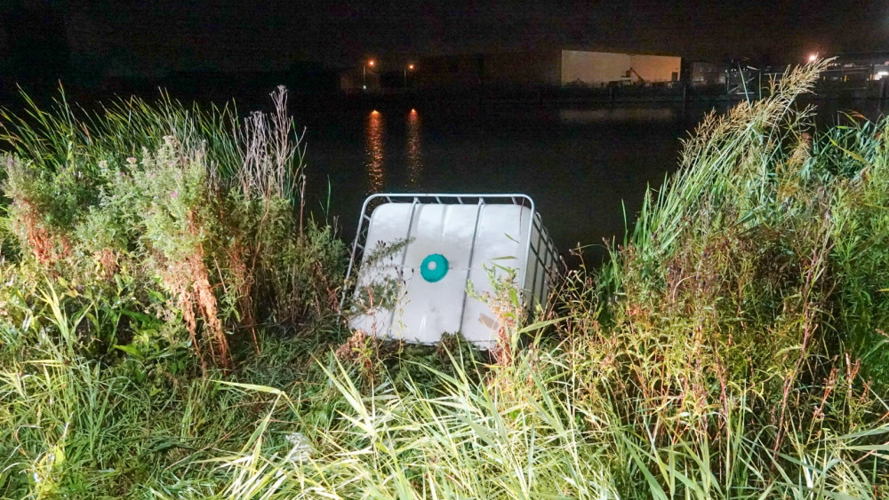 Container met mogelijk drugsafval gedumpt in de Zaan, dader op de vlucht