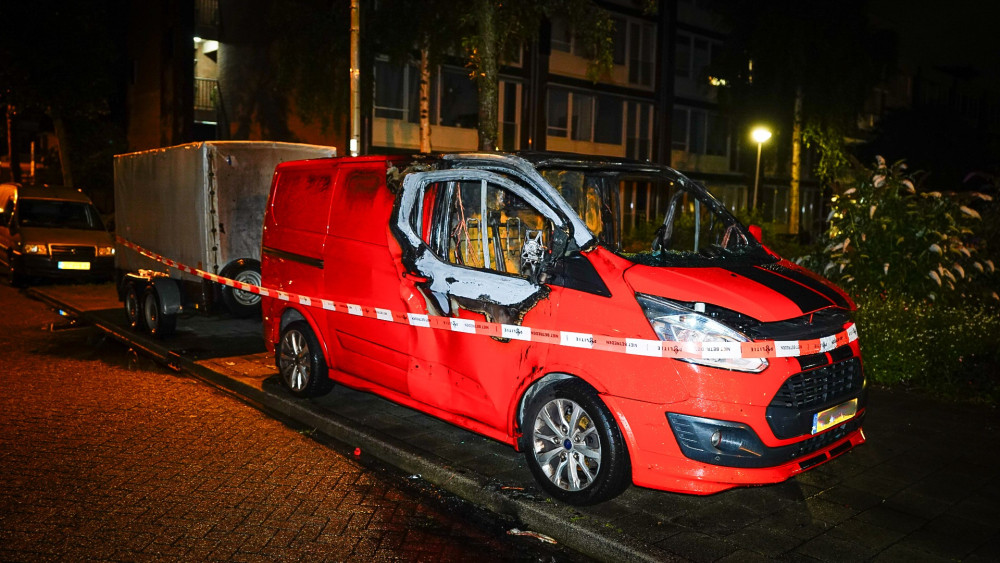 Bestelbus in vlammen op in Zaandijk • Gemeente Den Helder zoekt vandalen