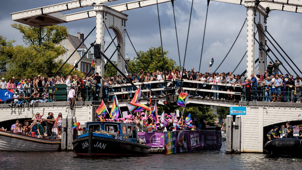 Canal Parade op Amsterdamse grachten