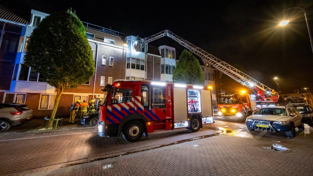 Meerdere woningen ontruimd na brand Haarlem • Fietser overleden na aanrijding in Wognum