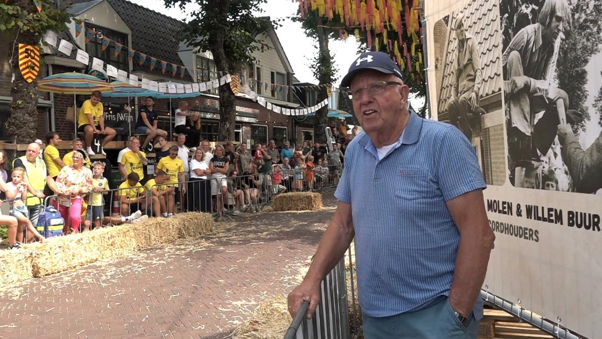 Trotse Cor (82) ziet na 50 jaar 'zijn' Egmondse dorpsfeest nog altijd stralen