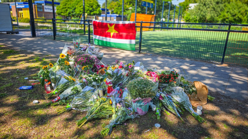 Bloemen en knuffels voor 17-jarige Rivaldo die werd doodgeschoten: "Dit  geweld moet stoppen" - NH Nieuws