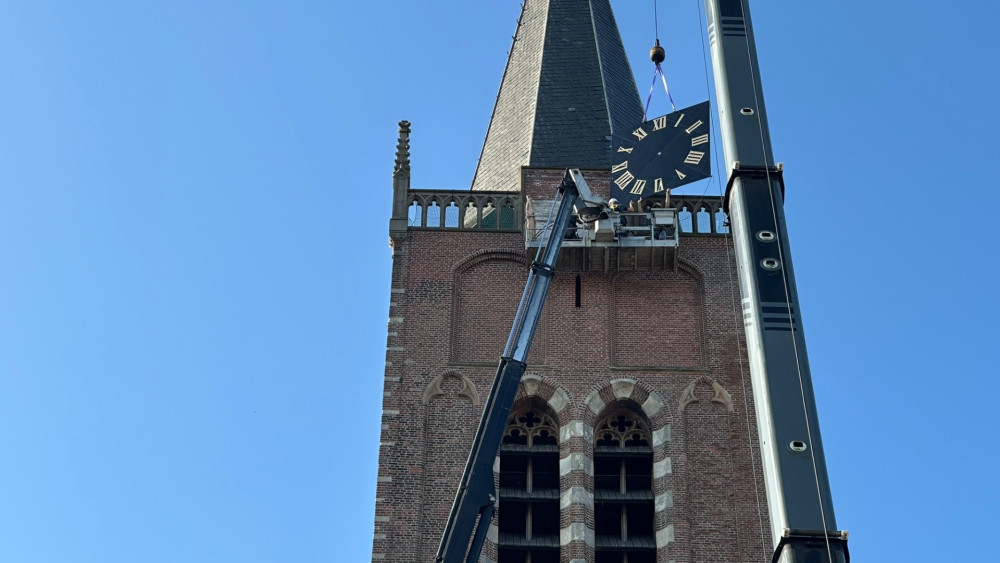 Beverwijk weer bij de tijd: Wijkertoren heeft weer een klok 